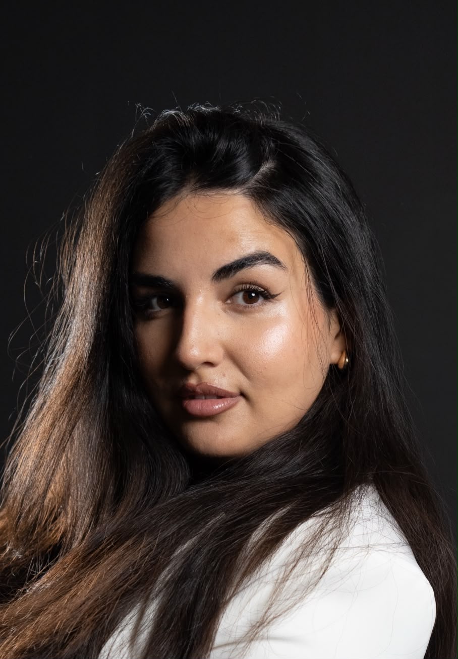 Porträt von Sophia Trentz vor dunklem Hintergrund