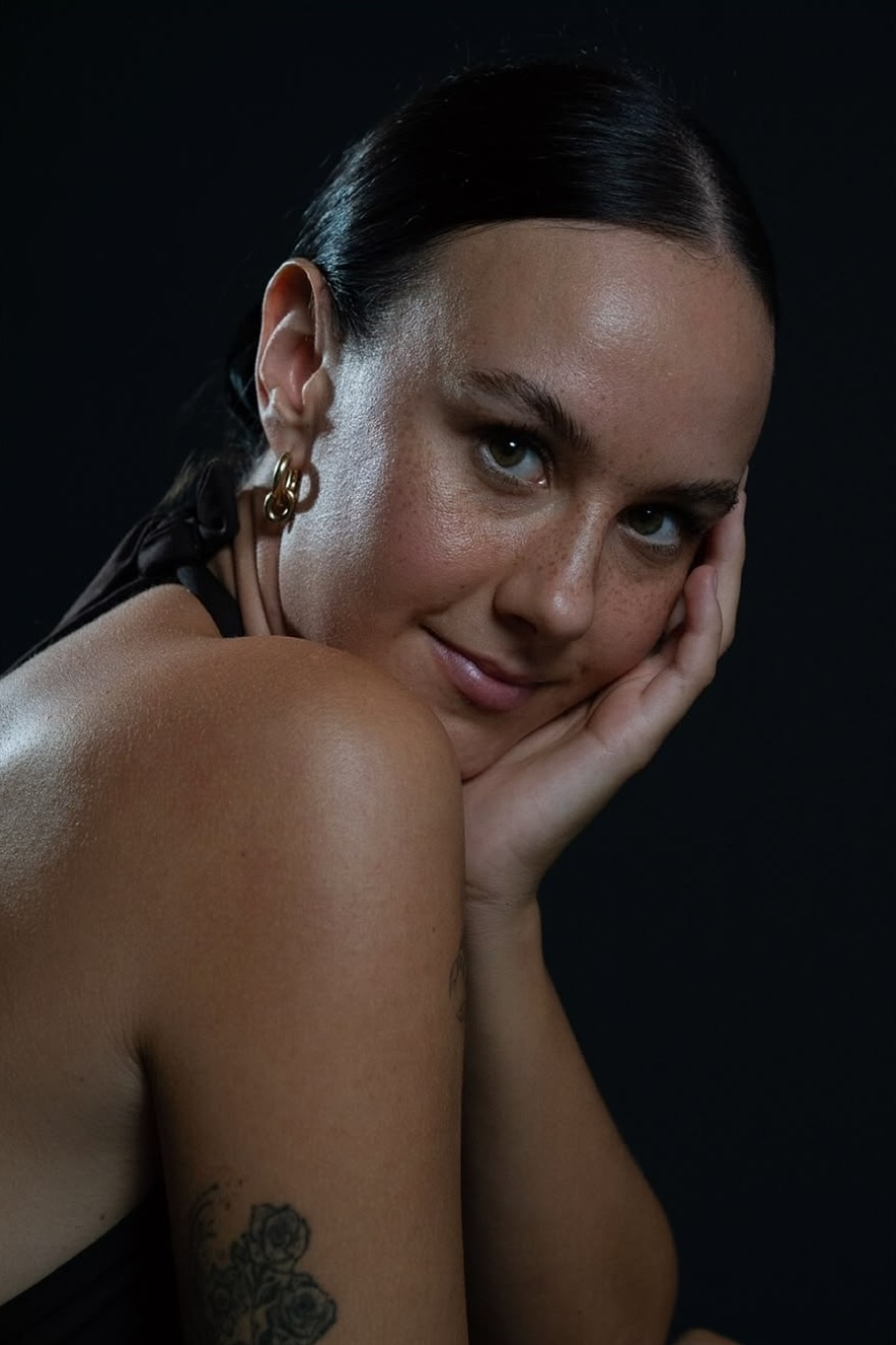 Porträt von Tamara Bal vor dunklem Hintergrund